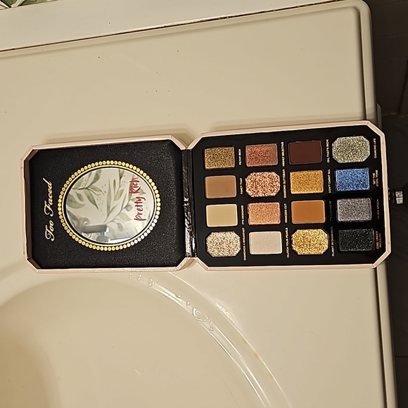 Too Faced "Pretty Rich" eyeshadow palette - Picture 4 of 6